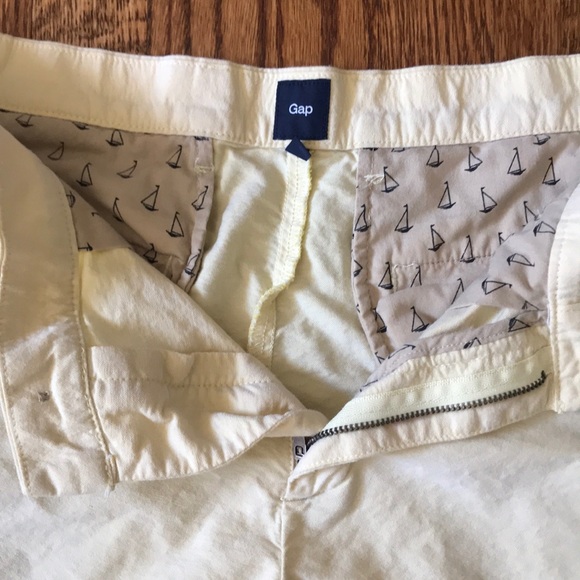 Men’s Gap light yellow shorts - Picture 2 of 5
